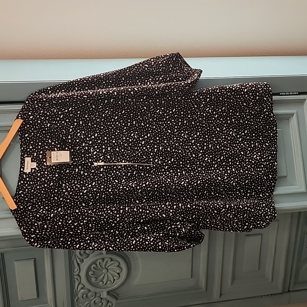 AVENUE New with tags size 14/16 Quarter zip blouse
